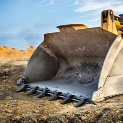 VEVOR Bucket Tooth Bar, 48'', Heavy Duty Tractor Bucket 6 Teeth Bar for Loader Tractor Skidsteer, 4560 lbs Load-Bearing Capacity Bolt On Design, for Efficient Soil Excavation and Bucket Protection