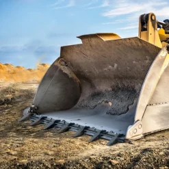 VEVOR Bucket Tooth Bar, 60'', Heavy Duty Tractor Bucket 7 Teeth Bar for Loader Tractor Skidsteer, 4560 lbs Load-Bearing Capacity Bolt On Design, for Efficient Soil Excavation and Bucket Protection