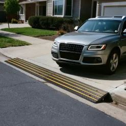 VEVOR Car Driveway Rubber Curb Ramp, 33069 lbs Load Capacity, 2.6 inch Rise Curbside Bridge Ramp with Yellow Reflective Strips, Suitable for Loading Dock, Warehouse, Garage, Sidewalk (1 Pack)