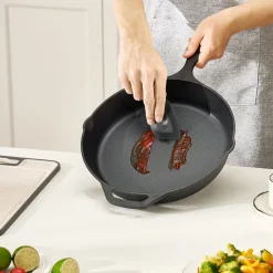 VEVOR Cast Iron Skillet, 4-Piece Frying Pan Set (6, 8, 10, 12 in), Skillets with Heat-Resistant Silicone Handle, Pre-Seasoned Chef's Pan, Kitchen Cookware, for Oven, Gas, Electrical, Induction, Black