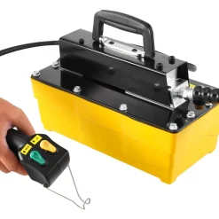 VEVOR 10,000PSI Air Hydraulic Pump, 0.61 Gal Reservoir, NPT 3/8 In Oil Outlet, NPT 1/4 In Inlet, Plastic Air Hydraulic Pump with Remote Control Actuator, for Automobile Frame Machine & Hydraulic Press