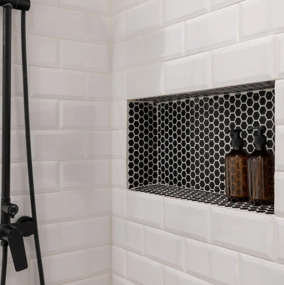 VEVOR Shower Niche, 16 x 28 x 4 inch Recessed Wall Niche with Movable Divider Shelf, Modern Soap & Shampoo Storage Organizer, Square Corners, Sealed Waterproof Design, Black for Bathroom Shower