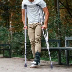 VEVOR Underarm Crutches, 13-Level Height Adjustable Underarm Walking Crutches, Lightweight Aluminum Crutches for Adults Teenager - with Soft Underarm Pad for Leg Injury Surgery Disabled, 1 Pair 300LBS